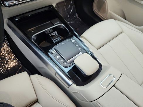 Used 2022 Mercedes-Benz GLB 250 image 12