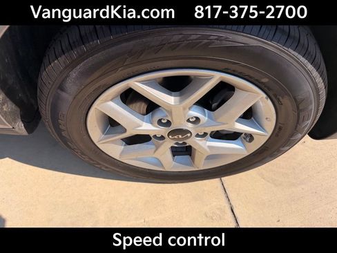 Certified 2025 Kia Soul LX w/ LX Technology Package FWD image 11