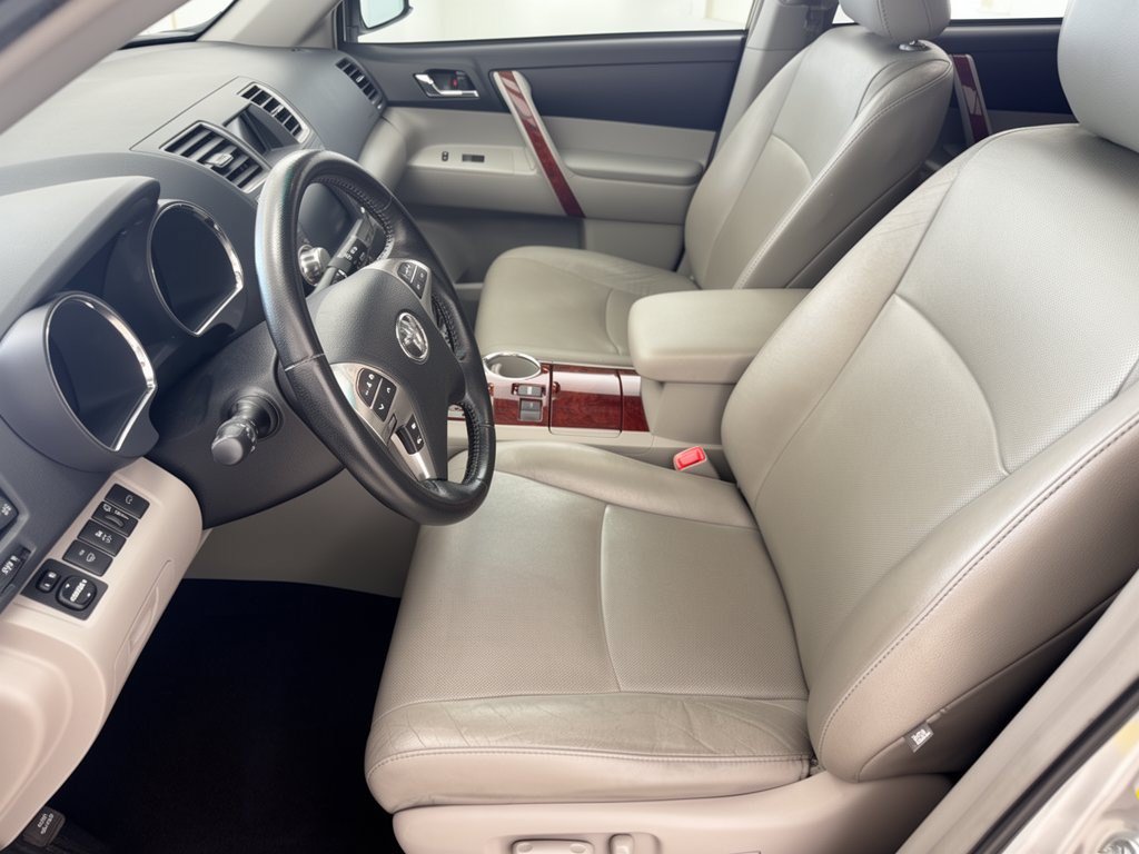 Used 2011 Toyota Highlander Limited w/ Tow Pkg FWD image 5