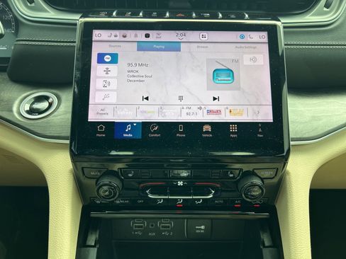 Certified 2024 Jeep Grand Cherokee L Limited w/ Black Appearance Package image 17