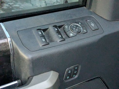 Used 2022 Ford F250 Lariat w/ Black Appearance Package image 12