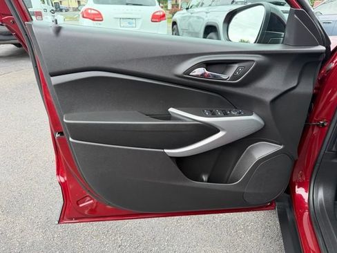 Used 2025 Chevrolet Trax RS w/ Sunroof Package FWD image 15