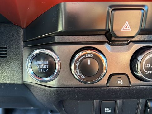 Used 2020 Toyota Tacoma TRD Off-Road AWD/4WD image 37
