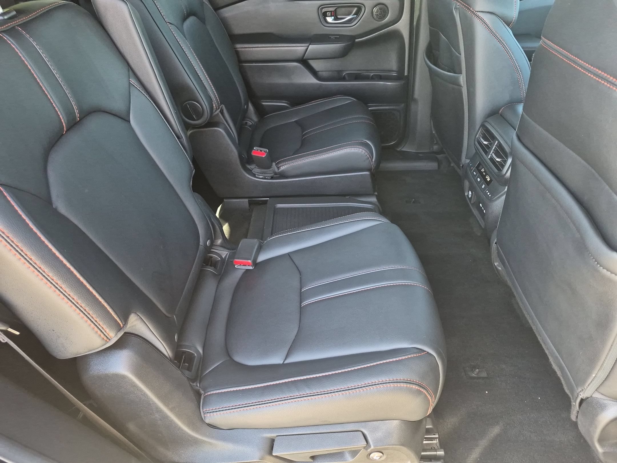 Used 2025 Honda Pilot TrailSport image 28