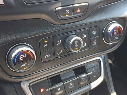 Used 2023 GMC Terrain SLE w/ Driver Convenience Package FWD image 18