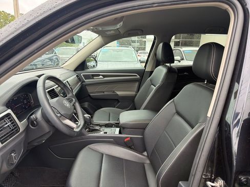 Used 2023 Volkswagen Atlas SE image 2