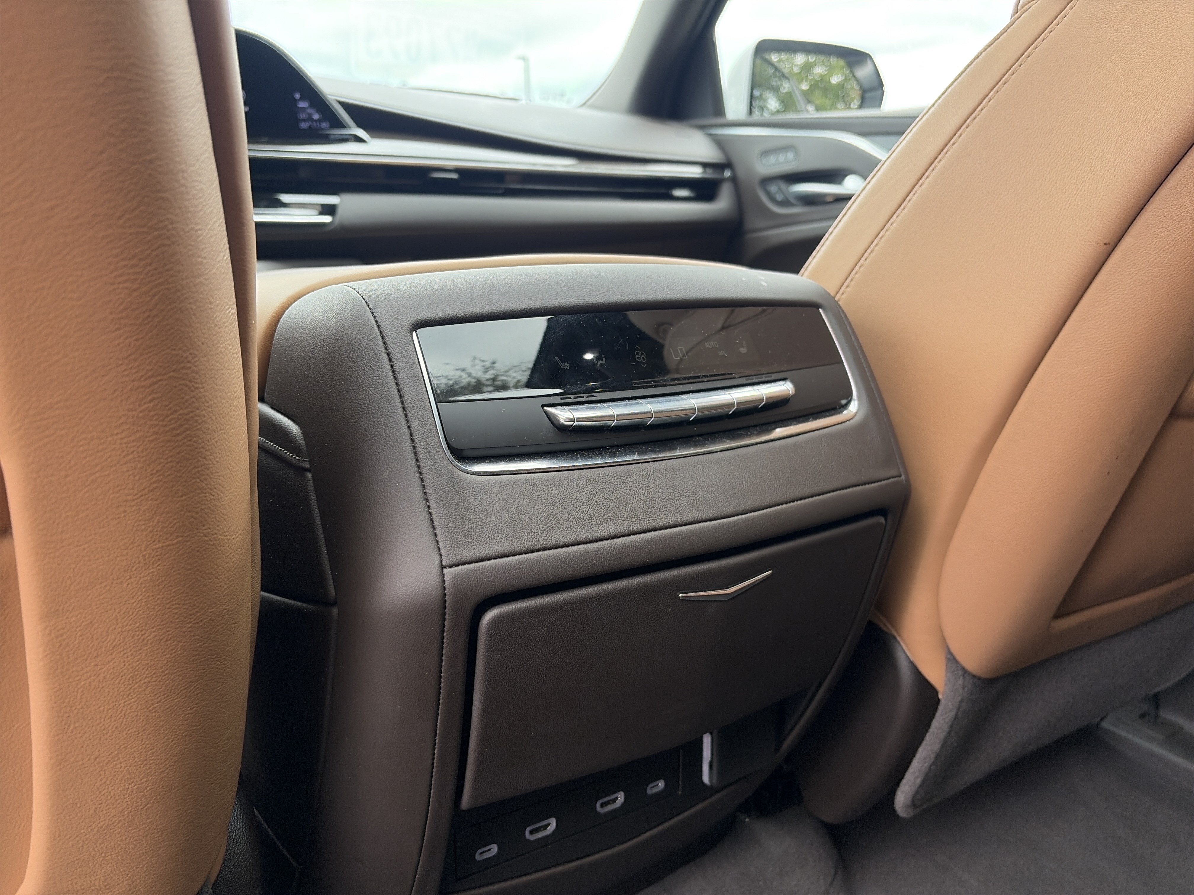 Used 2023 Cadillac Escalade ESV Premium Luxury w/ Performance Package AWD/4WD image 25