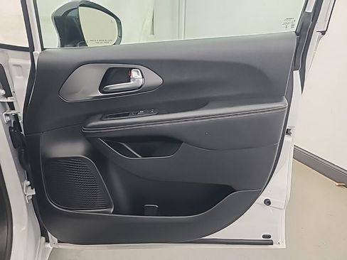 Used 2025 Chrysler Pacifica Select image 12