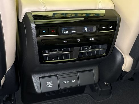 Used 2025 Acura MDX w/ Technology Package FWD image 19