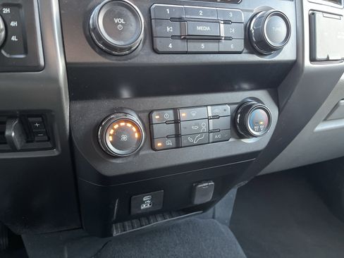 Certified 2022 Ford F250 XLT w/ Snow Plow Prep Package image 18