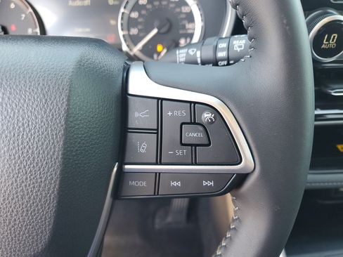 Used 2025 Toyota Highlander XLE FWD image 19