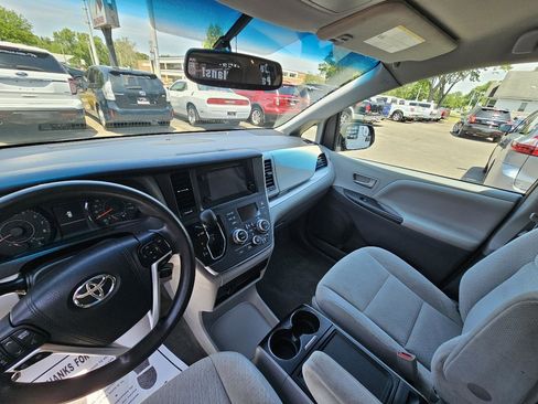 Used 2015 Toyota Sienna LE FWD image 20