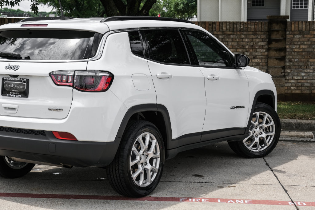 Used 2023 Jeep Compass Latitude AWD/4WD image 17