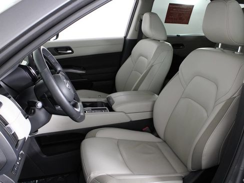 Certified 2025 Nissan Pathfinder SL w/ Cargo Package FWD image 21