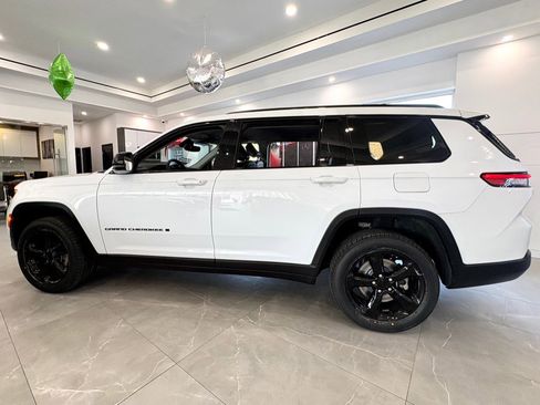 Used 2023 Jeep Grand Cherokee L Limited w/ Black Appearance Package image 4