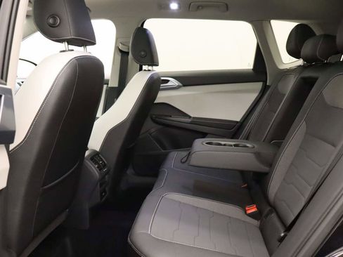 Used 2025 Volkswagen Taos SE w/ Panoramic Sunroof Package image 18