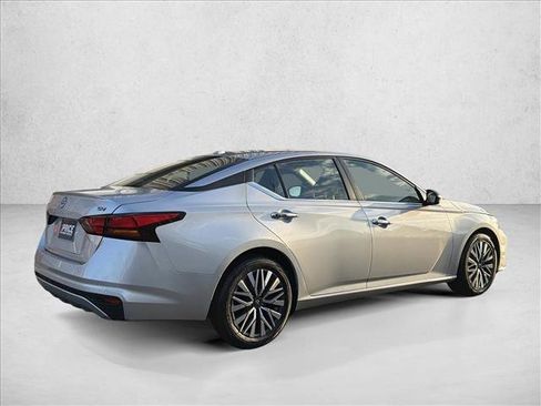 Used 2024 Nissan Altima 2.5 SV image 5