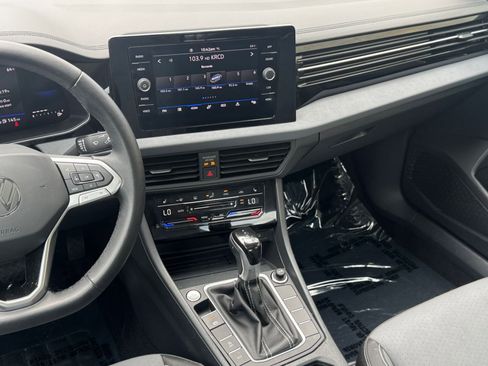Used 2025 Volkswagen Jetta SE FWD image 20