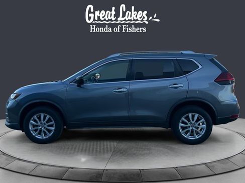 Used 2018 Nissan Rogue SV image 2