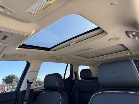 Certified 2022 GMC Acadia Denali w/ Denali Technology Package image 24