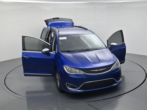 Used 2020 Chrysler Pacifica Limited FWD image 54