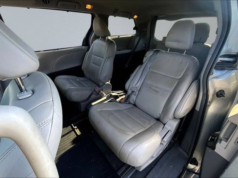 Used 2019 Toyota Sienna XLE FWD image 17