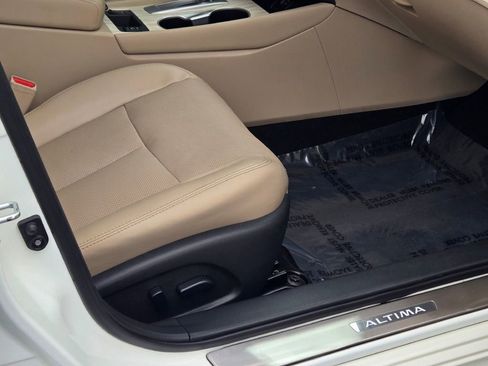 Used 2017 Nissan Altima 2.5 SL w/ Moonroof Package image 7