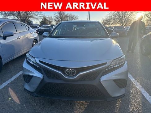 Used 2020 Toyota Camry SE image 3