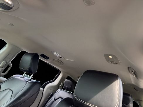 Used 2023 Chrysler Pacifica Touring-L FWD image 24
