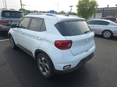 Used 2023 Hyundai Venue SEL FWD image 2