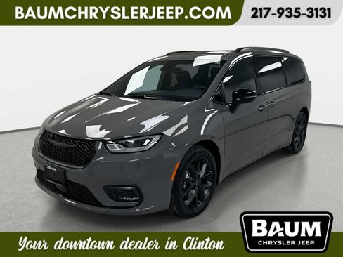 Used 2025 Chrysler Pacifica Limited image 1