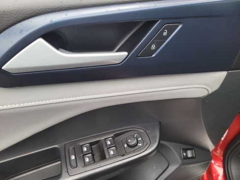 Used 2024 Volkswagen Taos SE w/ Panoramic Sunroof Package FWD image 18