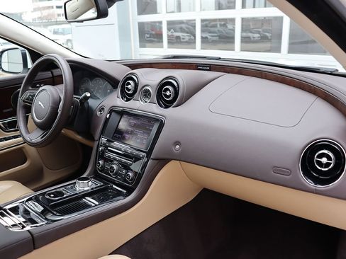 Used 2014 Jaguar XJ image 12