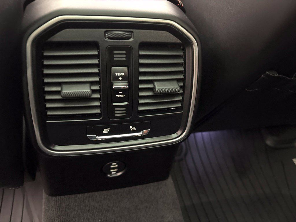 Certified 2024 Porsche Macan AWD/4WD image 30