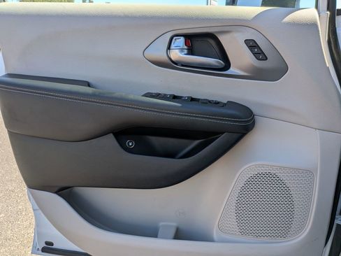 Certified 2023 Chrysler Pacifica Touring-L image 21