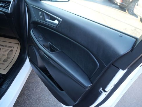 Used 2021 Ford Edge SE image 32