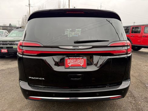 Used 2024 Chrysler Pacifica Touring-L image 11