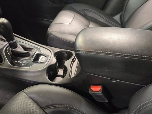 Used 2019 Jeep Cherokee Limited FWD image 26