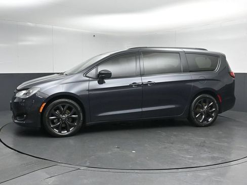 Used 2019 Chrysler Pacifica Touring-L Plus w/ Advanced Safetytec Group FWD image 4