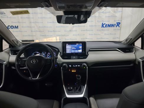 Used 2021 Toyota RAV4 XLE Premium image 16
