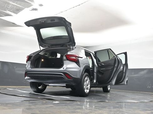 Used 2025 Chevrolet Trax LS w/ LS Convenience Package FWD image 44