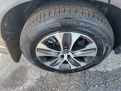 Used 2022 Toyota Highlander XLE image 25