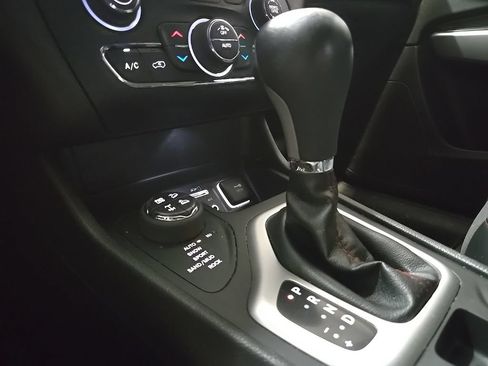 Used 2018 Jeep Cherokee Trailhawk w/ Cold Weather Group AWD/4WD image 31