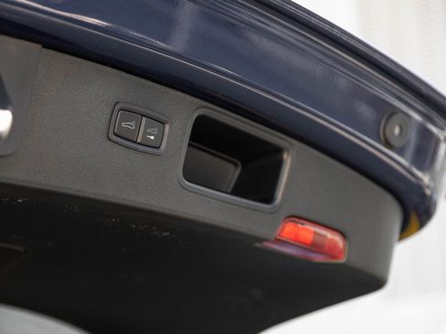 Certified 2024 Porsche Macan image 31