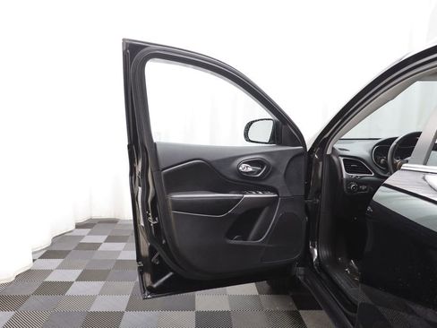 Used 2019 Jeep Cherokee Latitude Plus w/ Comfort/Convenience Group image 4