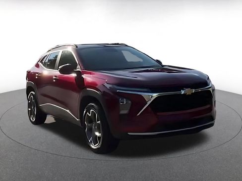 Used 2025 Chevrolet Trax LT w/ LT Convenience Package FWD image 7