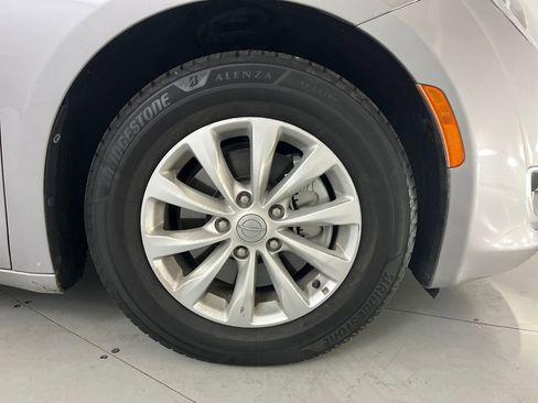 Used 2017 Chrysler Pacifica Touring-L image 18