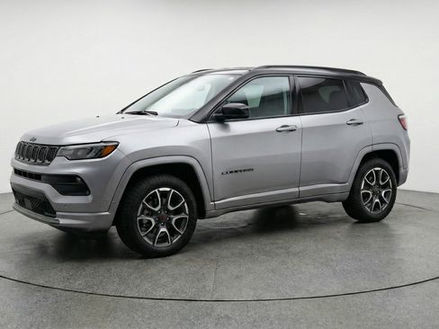 Used 2025 Jeep Compass Trailhawk AWD/4WD image 3