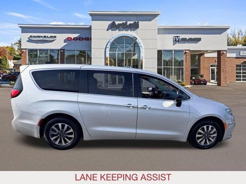 Certified 2024 Chrysler Pacifica Limited FWD image 7