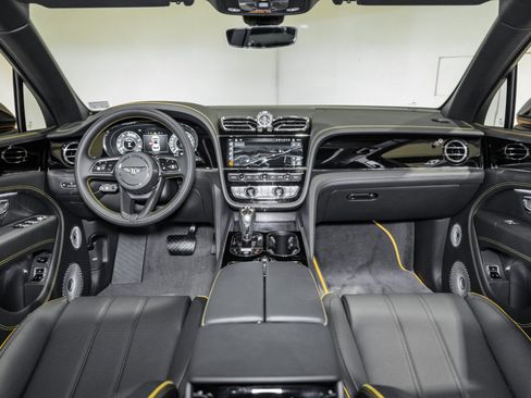 Used 2025 Bentley Bentayga image 28